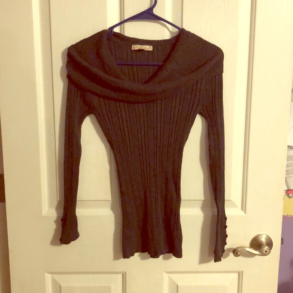 Long sleeve sweater.